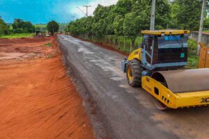 Asfalto na Estrada Ambu começa e reforça logística rural